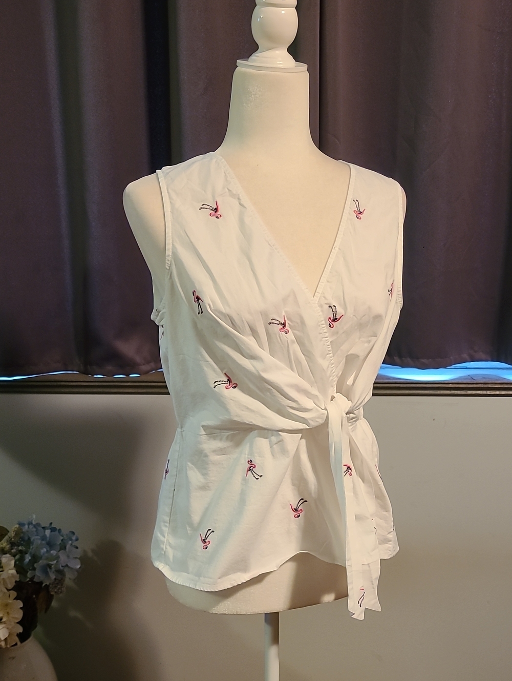 Lily White Sleeveless Tie-Front Sleeveless Top with Pink Flamingo Embroidery - M